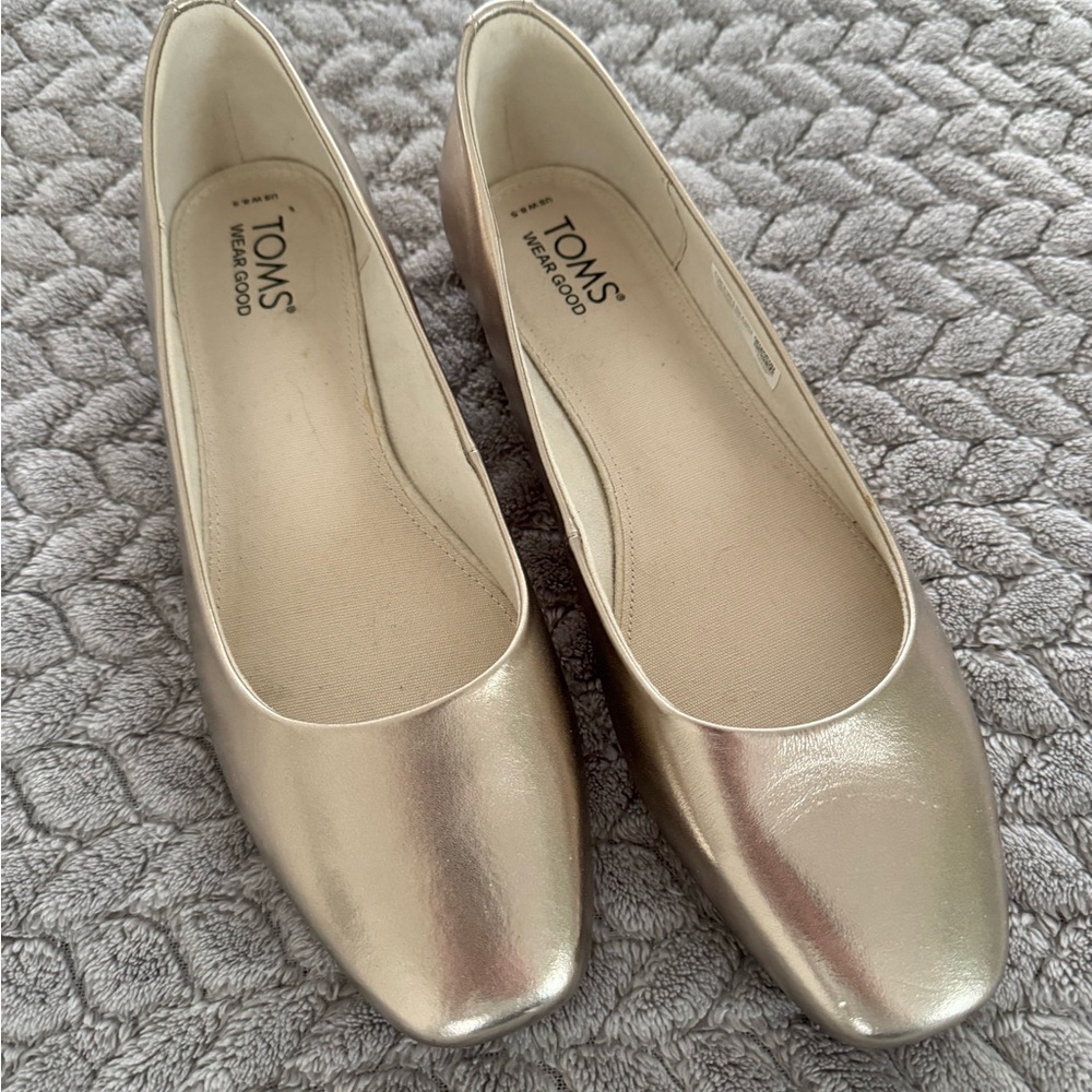 NWOT TOMS Metallic Champagne Ballet Flats